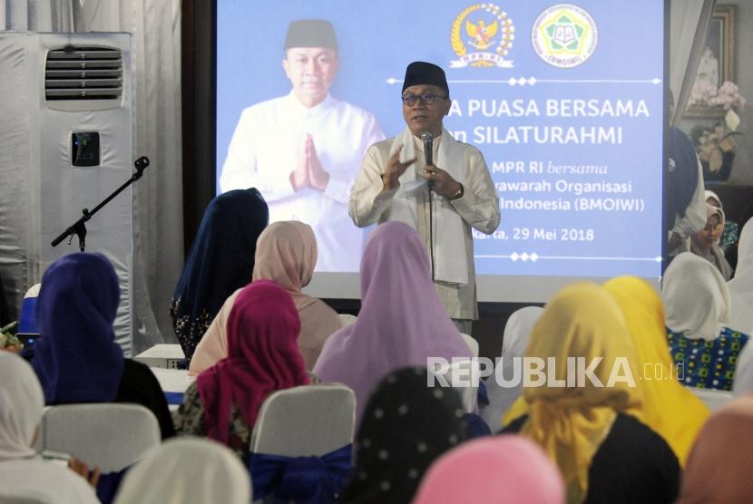 Ketua MPR Zulkifli Hasan memberikan sambutan pada acara buka bersama Badan Musyawarah Organisasi Islam Wanita Indonesia (BMOIWI) di Jakarta, Selasa (29/5).