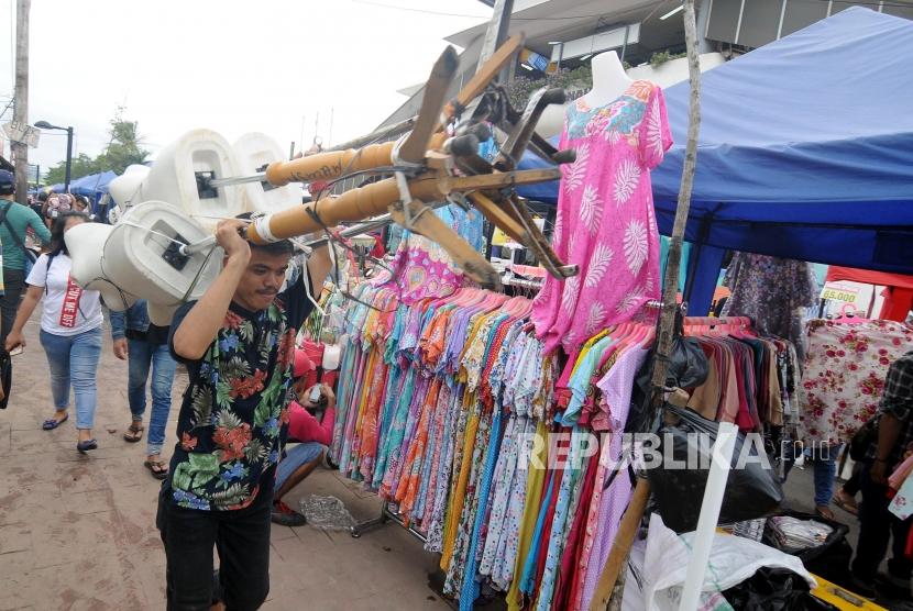 Pedagang merapihkan barang dagangannya di kawasan Tanah Abang, Jakarta, Senin (22/1).