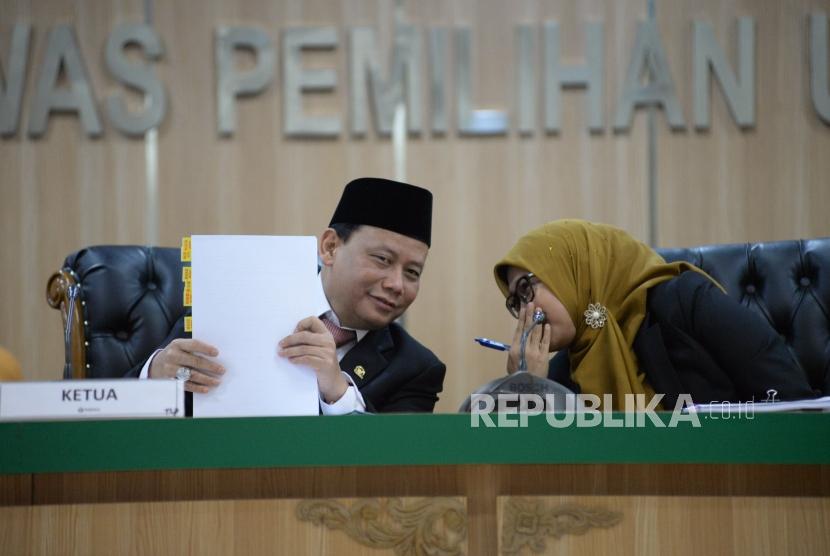 Ketua Bawaslu Abhan berbincang dengan Anggota Bawaslu Ratna Dewi Pettalolo  disela sidang pembacaan putusan terkait dugaan pelanggaran administratif terkait sistem perhitungan suara (Situng) yang di lakukan KPU di Jakarta, Kamis (16/5).