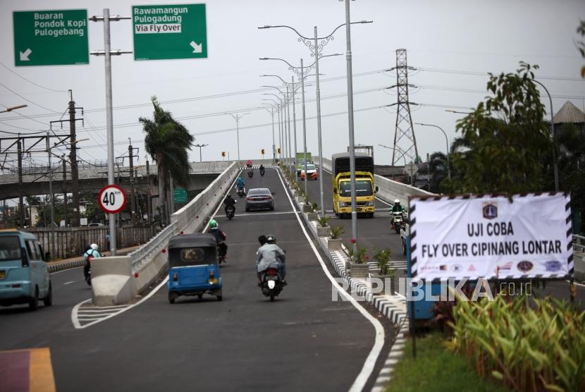 Sejumlah kendaraan melintas di jembatan layang (flyover) Cipinang Lontar saat ujicoba di Jakarta, Selasa (27/2).