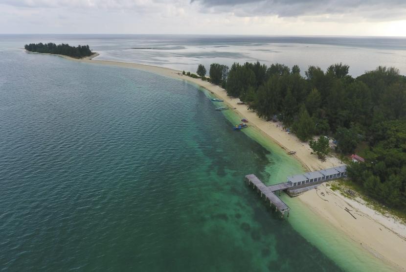 Foto aerial Pulau Dodola di Morotai, Maluku Utara, Jumat (11/8).