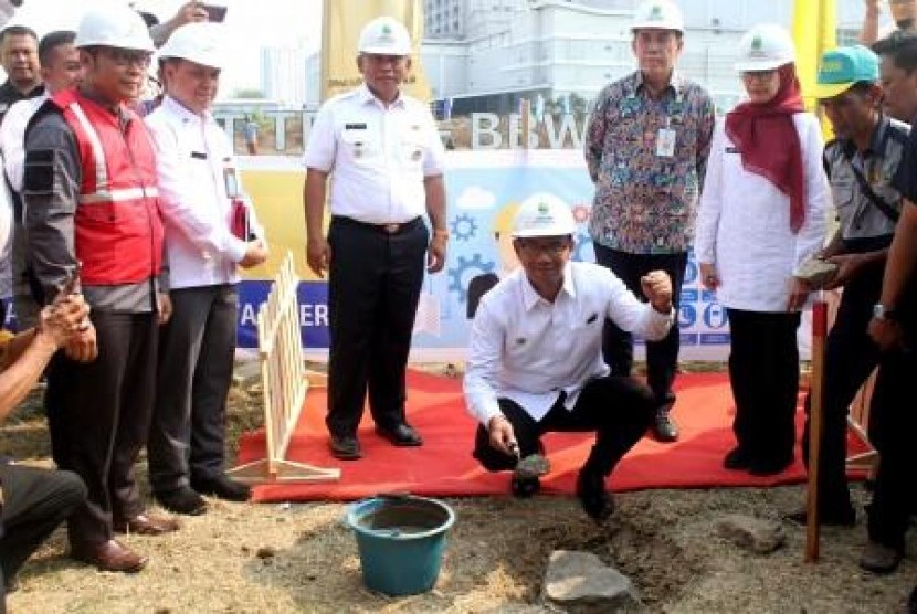  Proyek revitalisasi Kalimalang akhirnya dimulai pada Rabu kemarin dengan ditandai peletakan batu pertama oleh Gubernur Jawa Barat Ridwan Kamil. Peletakan itu disaksikan Wali Kota Bekasi Rahmat Effendi dan sejumlah pejabat lain.