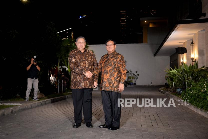 Ketua Umum Partai Demokrat Susilo Bambang Yudhoyono berjabat tangan dengan Ketua Umum Partai Gerindra Prabowo Subianto sebelum melakukan pertemuan di Mega Kuningan, Jakarta, Senin (24/7).