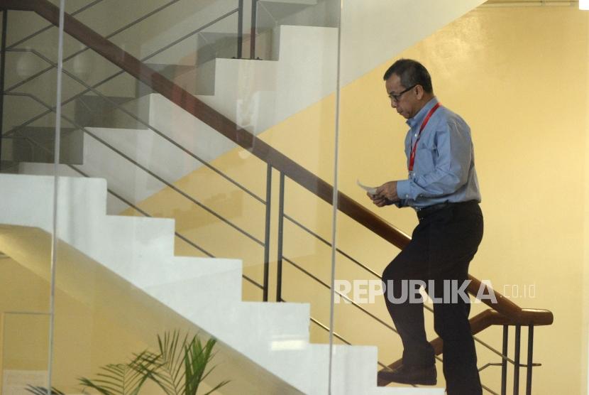 Pemeriksaan Emirsyah Satar. Mantan Direktur Utama PT Garuda Indonesia Emirsyah Satar menuju ruang pemeriksaan di Gedung Komisi Pemberantasan Korupsi, Jakarta, Senin (16/4).