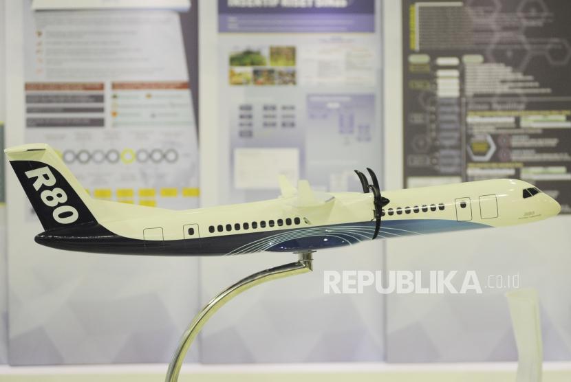 Replika pesawat R80 di salah satu stan pameran  di Indonesia Science Expo 2017, Jakarta, Senin (23/10).