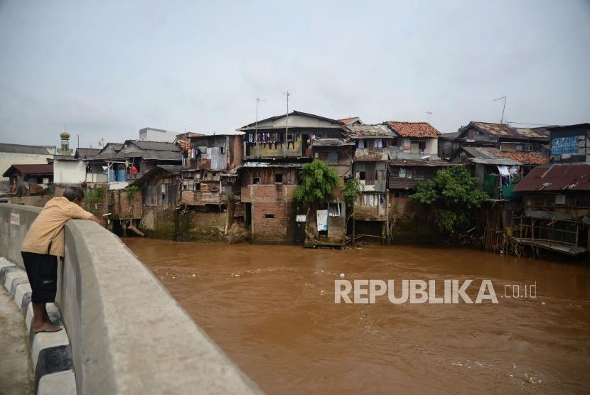 Deretan rumah kumuh bantaran sungai Ciliwung di Jakarta, Senin (26/2).