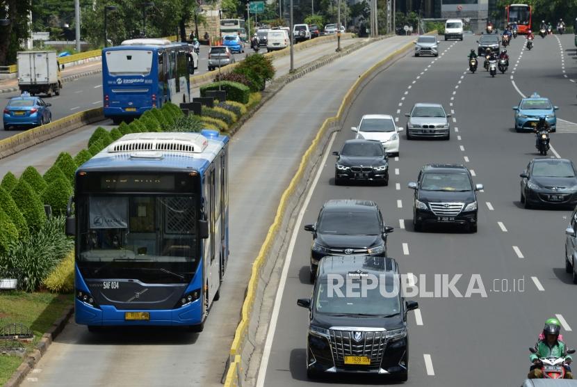 Bus Transjakarta melintas di Jalan Jenderal Sudirman, Jakarta, Kamis (3/1).