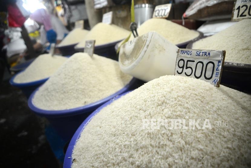 Aneka macam beras dijajakan oleh pedagang beras di Pasar Minggu (ilustrasi) 