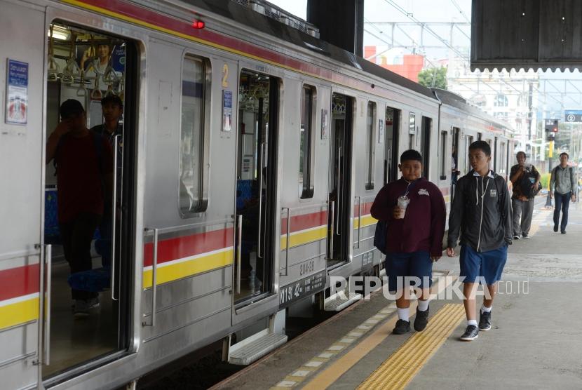  Stasiun Bogor. Sejumlah penumpang saat akan menaiki kereta di Stasiun Bogor, Kota Bogor, Jawa Barat, Senin (11/3). PT KAI menyebut belum ada regulasi yang mengatur trem di Indonesia