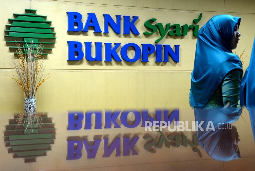 Petugas melayani transaksi nasabah di kantor layanan Bank Syariah Bukopin, Jakarta. ilustrasi