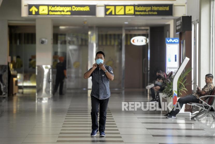 Penumpang berjalan di area Bandara Sultan Syarif Kasim (SSK) II, Kota Pekanbaru, Provinsi Riau, Selasa (17/9).