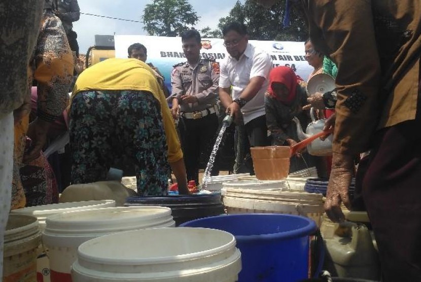  Puluhan warga kampung Cilengsing, Desa Cibalanarik, Kecamatam Tanjungjaya Kabupaten Tasikmalaya langsung menyerbu armada pengangkut air bersih.