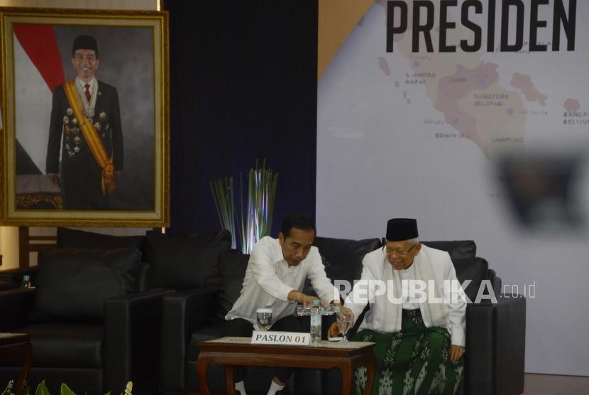 Penetapan Presiden dan Wakil Presdien Terpilih. Presiden dan Wakil Presiden terpilih Periode 2019-2024, Joko Widodo dan KH Ma'ruf Amin saat menuangkan air usai menerima surat keputusan di Gedung KPU, Jakarta, Ahad (30/6).