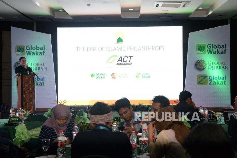 Presiden Global Wakaf ACT N Imam Akbari memberikan sambutan pada acara pengarugerahan karya jurnalistik kemanusiaan di Jakarta, Kamis (6/12).