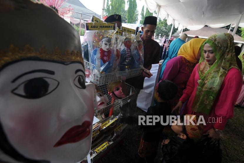 Hajatan Betawi. Sejumlah warga membeli topeng Betawi pada kegiatan Hajatan Betawi di Universitas Islam As-Syafi