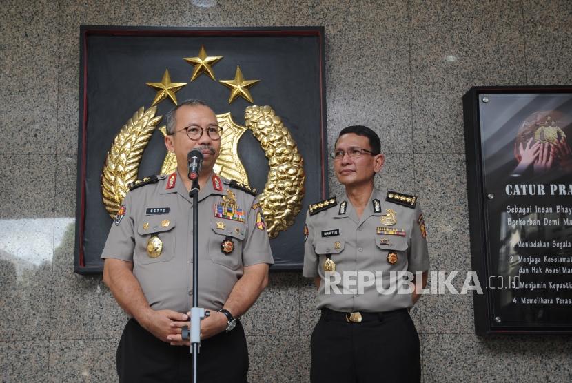 Kepala Divisi Humas Polri Irjen (Pol) Setyo Wasisto (kiri) didampingi Kabag Penum Divisi Humas Mabes Polri Kombes Pol Martinus Sitompul (kanan) memberikan keterangan kepada wartawan mengenai pertemuan Kapolri dengan Ketua Dewan Pengarah Badan Pembinaan Ideologi Pancasila (BPIP) Megawati Soekarnoputri di Mabes Polri, Jakarta, Rabu (21/3).