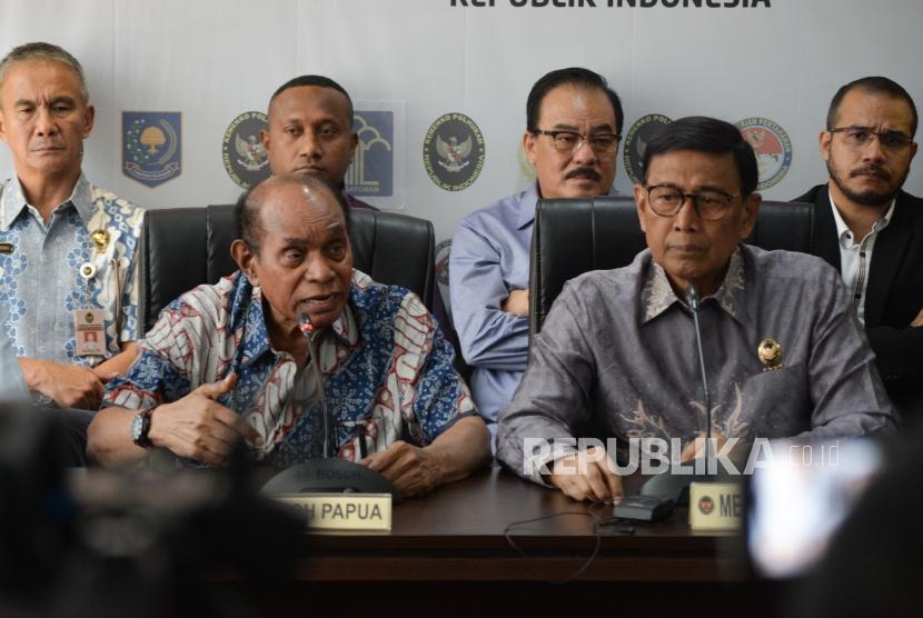 Menteri Koordinator Bidang Politik, Hukum, dan Keamanan (Menkopolhukam) Wiranto menyampaikan keterangan terkait perkembangan dan situasi di Provinsi Papua dan Provinsi Papua Barat di Media Center Menkopolhukam, Jalan Medan Merdeka Barat, Jakarta Pusat, Jumat (30/8/2019).