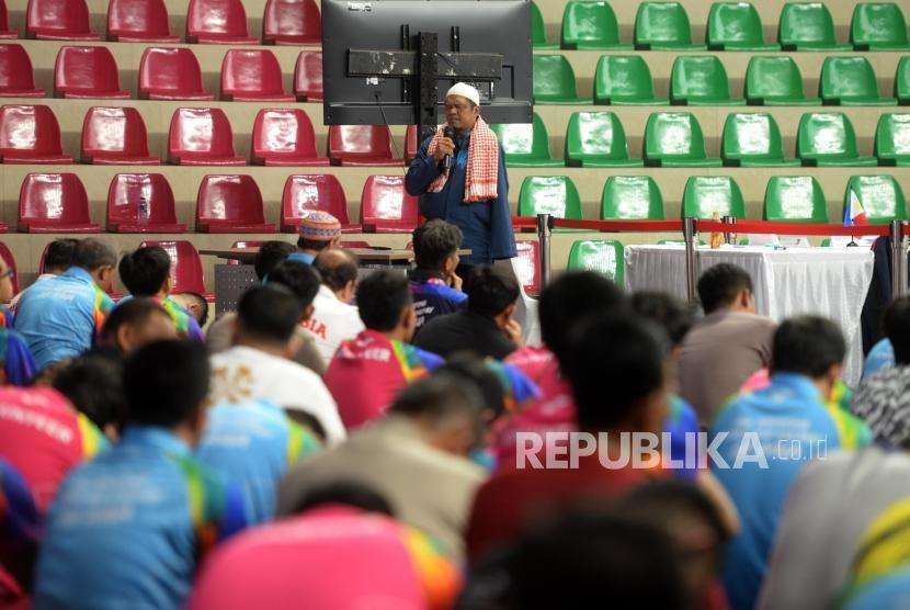 Sejumlah umat muslim mendengarkan khotbah Shalat Jumat di Gelanggang Olahraga Cempaka Putih, Jakarta, Jumat (12/10).