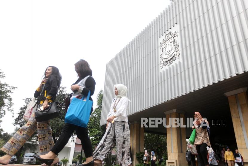 Sejumlah Pegawai Negeri Sipil (PNS) berjalan meninggalkan kompleks Balaikota di Jakarta, Kamis (17/5).