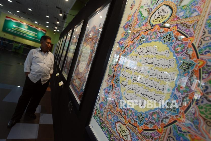 Kaligrafi Arab akan Didaftarkan sebagai Warisan UNESCO. Pengunjung melihat lukisan kaligrafi yang dipamerkan pada Festival Seni Kaligrafi Islam Indonesia di Gedung Bayt Al-Quran TMII, Jakarta.