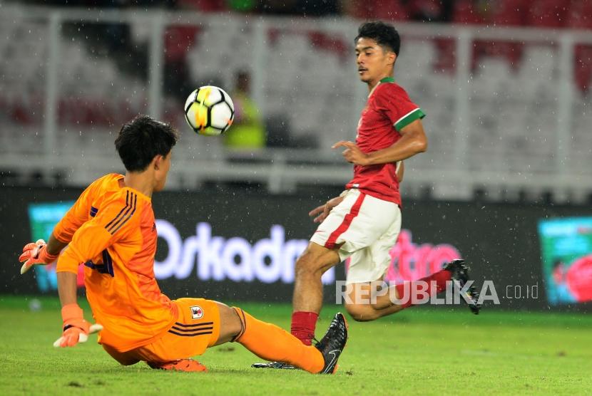 Pemain Timnas Indonesia U19 Aji Kusuma berusaha memasukan  bola kedalam gawang dalam laga persahabatan Timnas Indonesia U19 melawan Japan U19 di Stadion Utama Gelora Bung karno. Jakarta, Ahad (25/3).