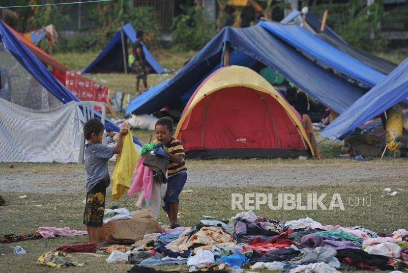 Sejumlah anak berada di posko pengungsi korban gempa dan tsunami di Masjid Agung Darussalam kota Palu, Sulawesi Tengah, Rabu (10/10).