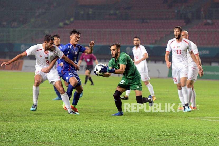 Kiper Timnas Palestina Hamada Rami menangkap bola saat melawan Timnas Taiwan pada babak penyisihan Grup A cabang sepak bola Asian Games 2018 di Stadion Patriot, Bekasi, Jawa Barat, Jumat (10/8).