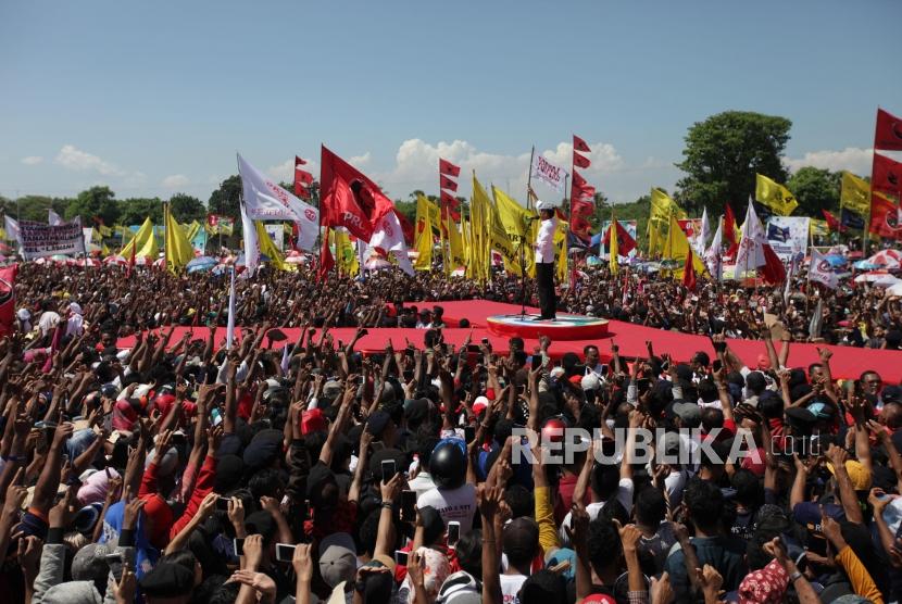 Calon presiden nomor urut satu Joko Widodo melakukan kampanye terbuka di Lapangan Sitarda, Kupang, Nusa Tenggara Timur, Senin (8/4).