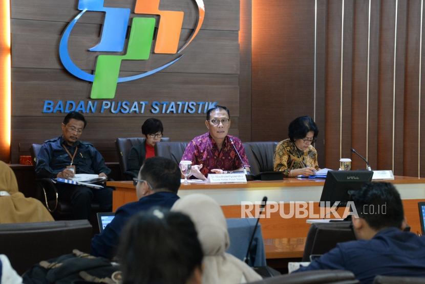 Kepala Badan Pusat Statistik (BPS) Suhariyanto (Kiri) didampingi Diputi Bidang Statistik Distribusi dan Jasa Yunita Rusanti ketika mengumumkan perkembangan ekspor dan impor Indonesia di Kantor BPS, Jakart,Senin (17/12).