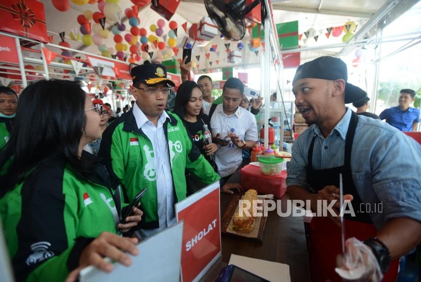Menteri Perhubungan Budi Karya Sumadi berbincang dengan pedagang Go Food Festival di Transmart Carrefour, Depok, Jawa Barat, Sabtu (5/1).