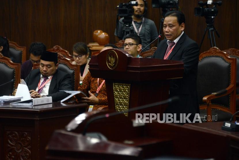 Ketua Bawaslu Abhan memberikan keterangan saat mengikuti sidang lanjutan Perselisihan Hasil Pemilihan Umum (PHPU) Pemilihan Presiden (Pilpres) 2019 di Gedung Mahkamah Konstitusi, Jakarta, Selasa (18/6).