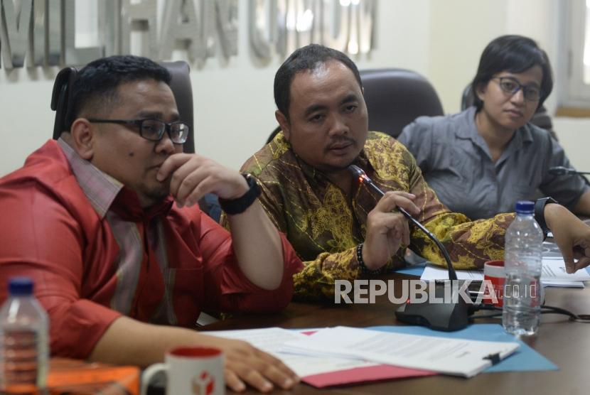 Anggota Bawaslu Mochammad Afifudin (tengah) bersama dengan Anggota Bawaslu Rahmat Bagja (kiri) saat memberikan keterangan terkait hasil pengawasan pemutakhiran data pemilih,laporan dana awal kampanye dan kampanye di Kantor Bawaslu , Jakarta, Senin (12/3).