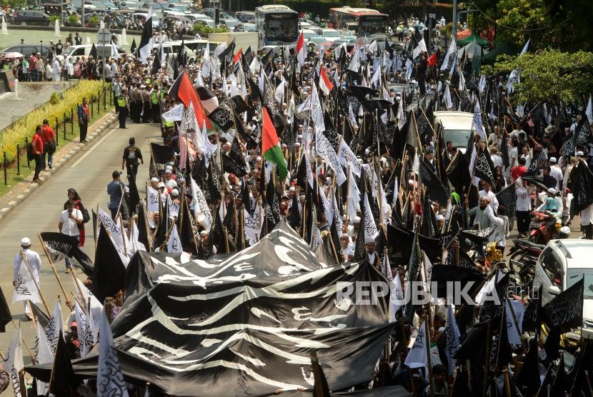 Sejumlah massa Aksi Bela Tauhid saat melakukan unjuk rasa di depan Kantor Kementerian Politik Hukum dan Keamanan, Jakarta, Jumat (26/10).