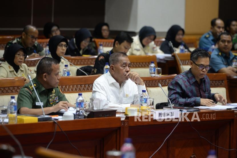 Kerjasama Pertahanan RI-Thailand. Menteri Pertahanan Ryamizard Ryacudu (tengah) mengikuti rapat kerja bersama Komisi I DPR RI di Komplek Parlemen Senayan, Jakarta, Senin (26/3).