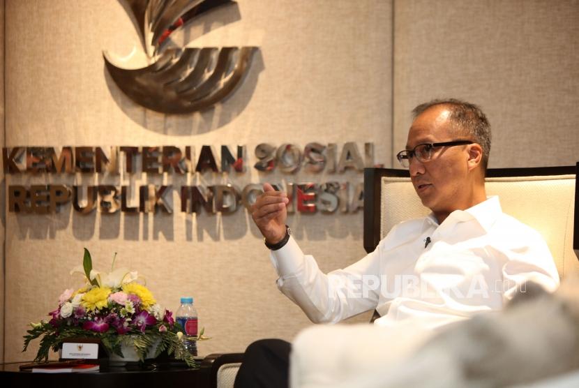 Menteri Sosial Agus Gumiwang memberikan paparannya saat wawancara di Gedung Kementerian Sosial, Jakarta, Jumat (26/10).