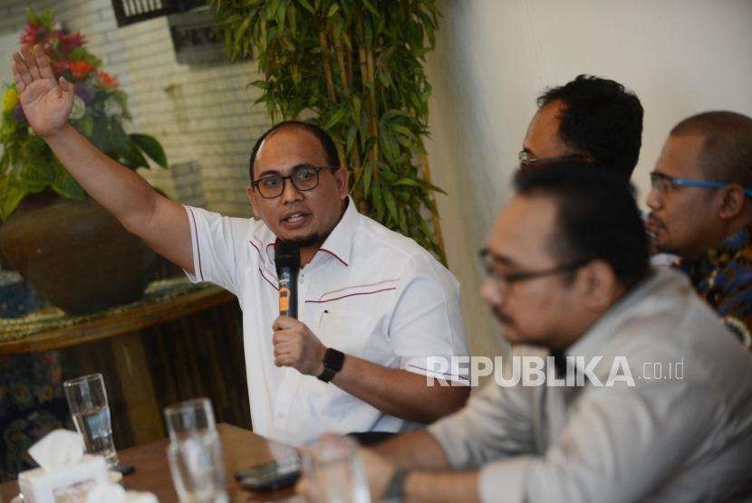 Wasekjen DPP Partai Gerindra Andre Rosiade bersama Ketua Umum DPP KNPI M. Rifai Darus dan Ketua Umum GP Ansor Yaqut Cholil Qoumas (dari kiri ke kanan) memberikan paparan pada Diskusi Publik Rumah Milenial di Cikini, Jakarta, Selasa (7/8).