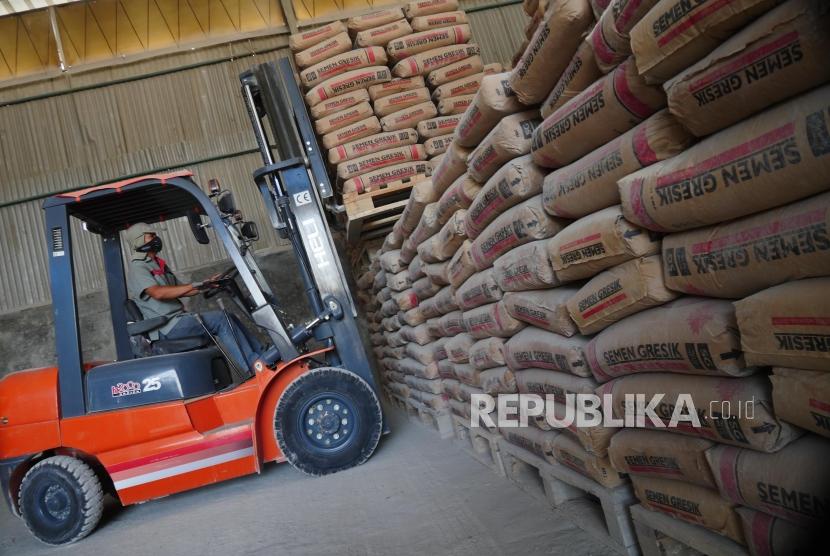 Operator forklift memindahkan sak semen di gudang kawasan Jakarta Utara, Rabu (21/8).