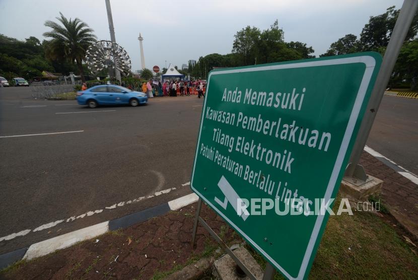 Papan Informasi kawasan tilang elektonrik di Jalan Merdeka Barat, Jakarta. Direktorat Lalu Lintas (Ditlantas) Polda Metro Jaya akan kembali memberlakukan tindakan penilangan terhadap pengguna kendaraan bermotor pekan depan.