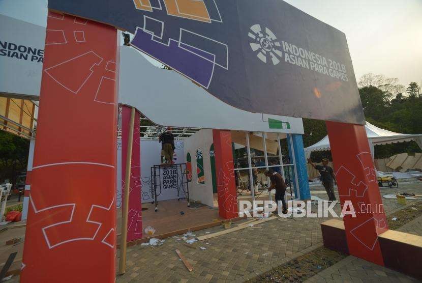 Persiapan Asian Para Games. Pekerja melakukan pemasangan atribut di Stand   di kawasan Jalan Asia Afrika, Jakarta, Jumat (5/10).