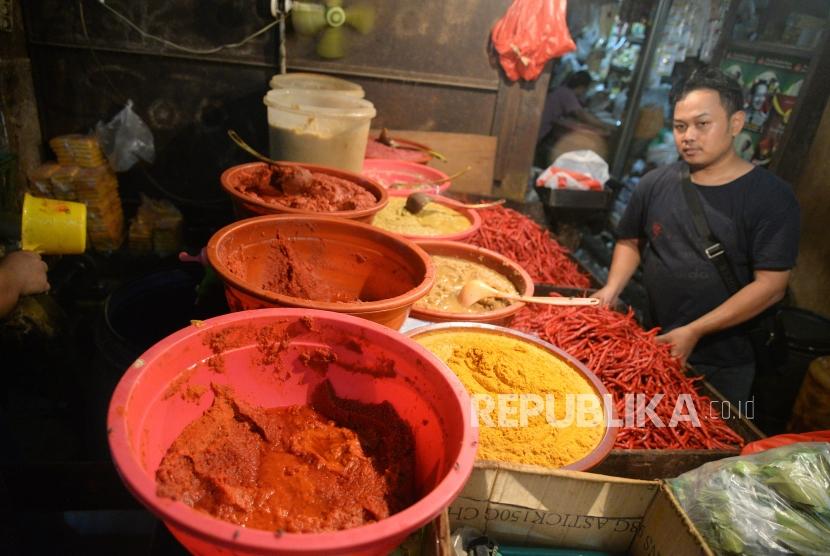 Cabe Penyebab Inflasi Maret. Pedagang merapikan cabai merah di Pasar Senen, Jakarta, Senin (2/4).