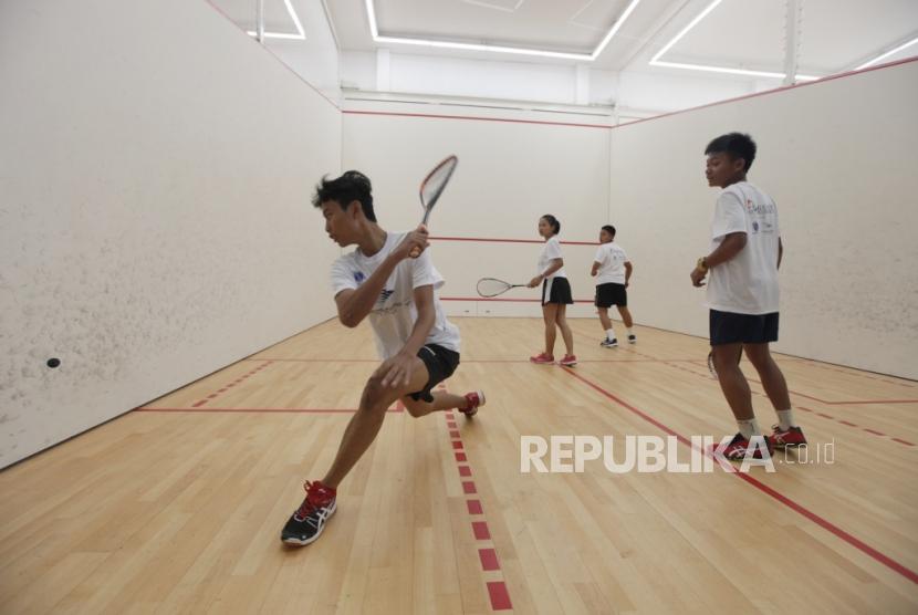 Sejumlah anak bermain squash di Lapangan Squash Gelora Bung Karno, Jakarta, Sabtu (27/7).