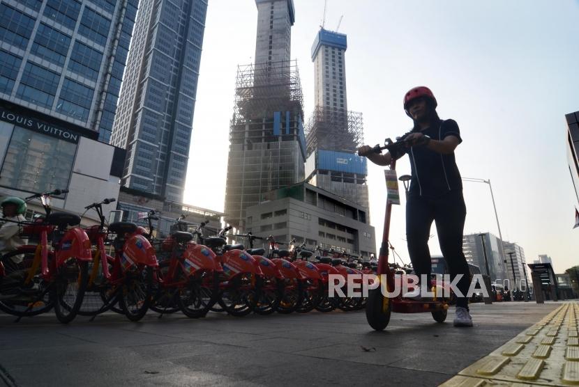 Peminjaman Sepeda dan Otopet. Sejumlah masyarakat memakai sepeda GoWes di Thamrin, Jakarta Pusat, Selasa (25/6).