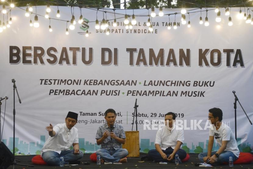 Plt Sekjen PP Dewan Masjid Indonesia (DMI) Arief Rosyid (kiri) dan Sekretaris PP Pemuda Muhammadiyah David Krisna Alka (kedua kiri) memberikan paparan saat diskusi pada acara Halal Bi Halal dan 2 Tahun Suropati Syndicate di Taman Suropati, Jakarta, Sabtu (29/6).