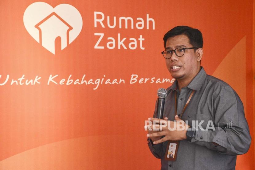 CEO Rumah Zakat Nur Efendi memaparkan paparannya pada  acara konferensi pers di kantor Rumah Zakat, Jalan Turangga, Kota Bandung, Senin (6/5).