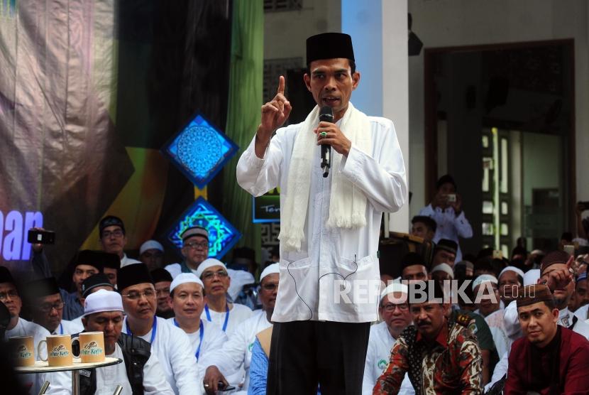 Ustaz Abdul Somad  saat menyampaikan ceramah di Masjid Baitussalam, Serpong, Tangerang, Rabu (11/7).