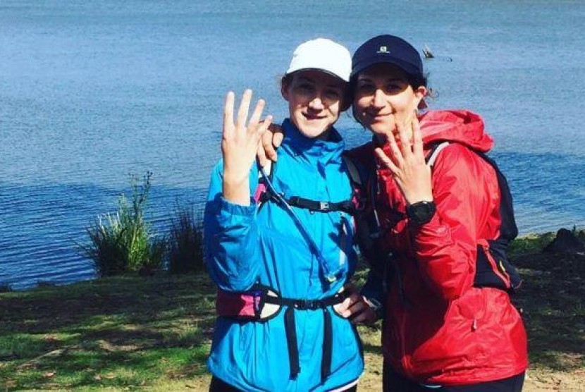 Rachel Laycock dan Vanessa Heuser di hari keempat maraton mereka keliling Tasmania.