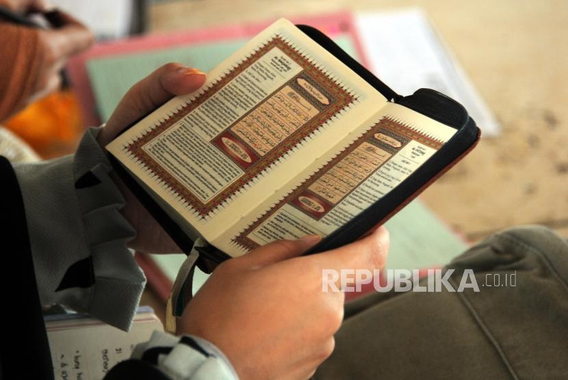 Ilustrasi mempelajari Alquran. Foto: Sejumlah umat Muslim saat belajar Tahsin dan Tahfidz Al Quran di Masjid Istiqlal, Jakarta, Ahad (21/1).