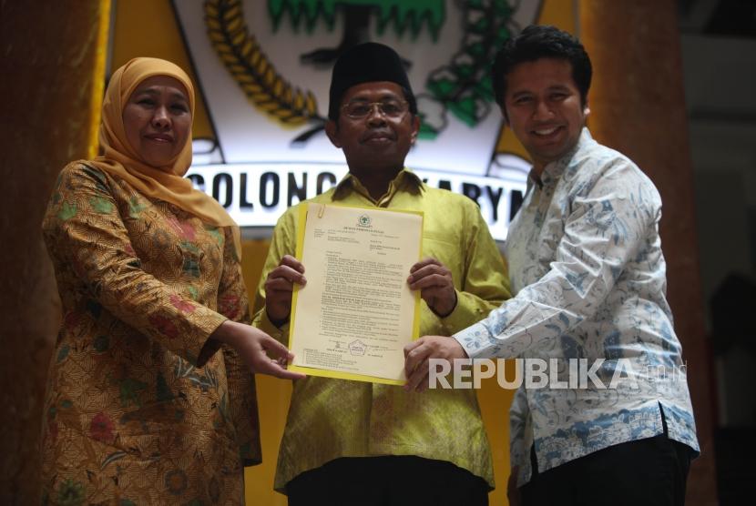 Pelaksana tugas Ketua Umum Partai Golkar Idrus Marham (tengah) bersama Calon Gubernur Jawa Timur Khofifah Indar Parawansa (kanan) dan Calon Wakil Gubernur Jawa Timur Emil Elestianto Dardak (kiri) memperlihatkan surat rekomendasi dukungan dari DPP Golkar di Kantor DPP Golkar, Jakarta, Rabu (22/11).