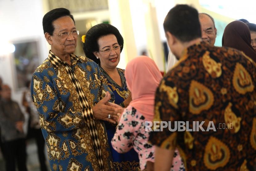 Halal Bihalal Sri Sultan HB X. Gubernur DIY Sri Sultan HB X (kiri) bersama istri GKR Hemas berjabat tangan dengan warga saat halal bihalal di Kantor Kepatihan, Yogyakarta, Senin (10/6/2019).