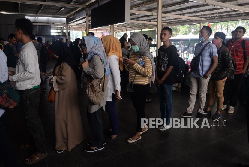 Penumpang mengantre untuk menukarkan tiket Kereta Rel Listrik (KRL) ketika adanya pemadaman listrik, Stasiun Manggarai, Jakarta, Ahad (4/8).